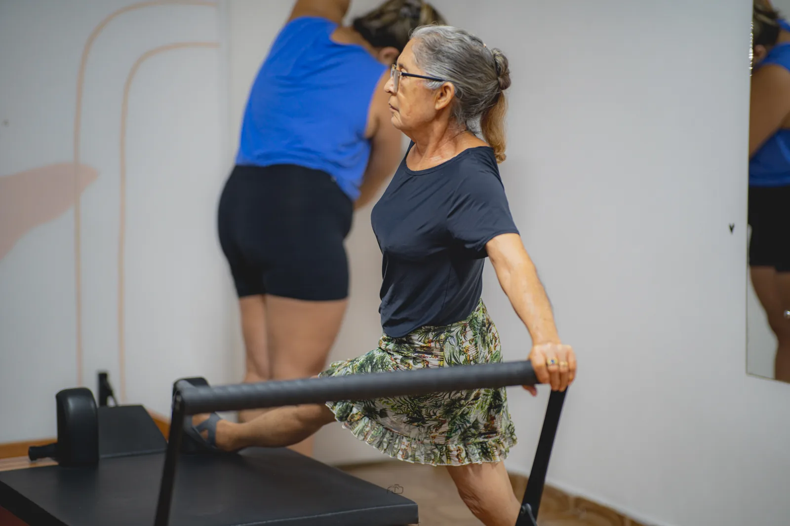 Aluna realiza um exercício no estúdio de Pilates da Evoluir.