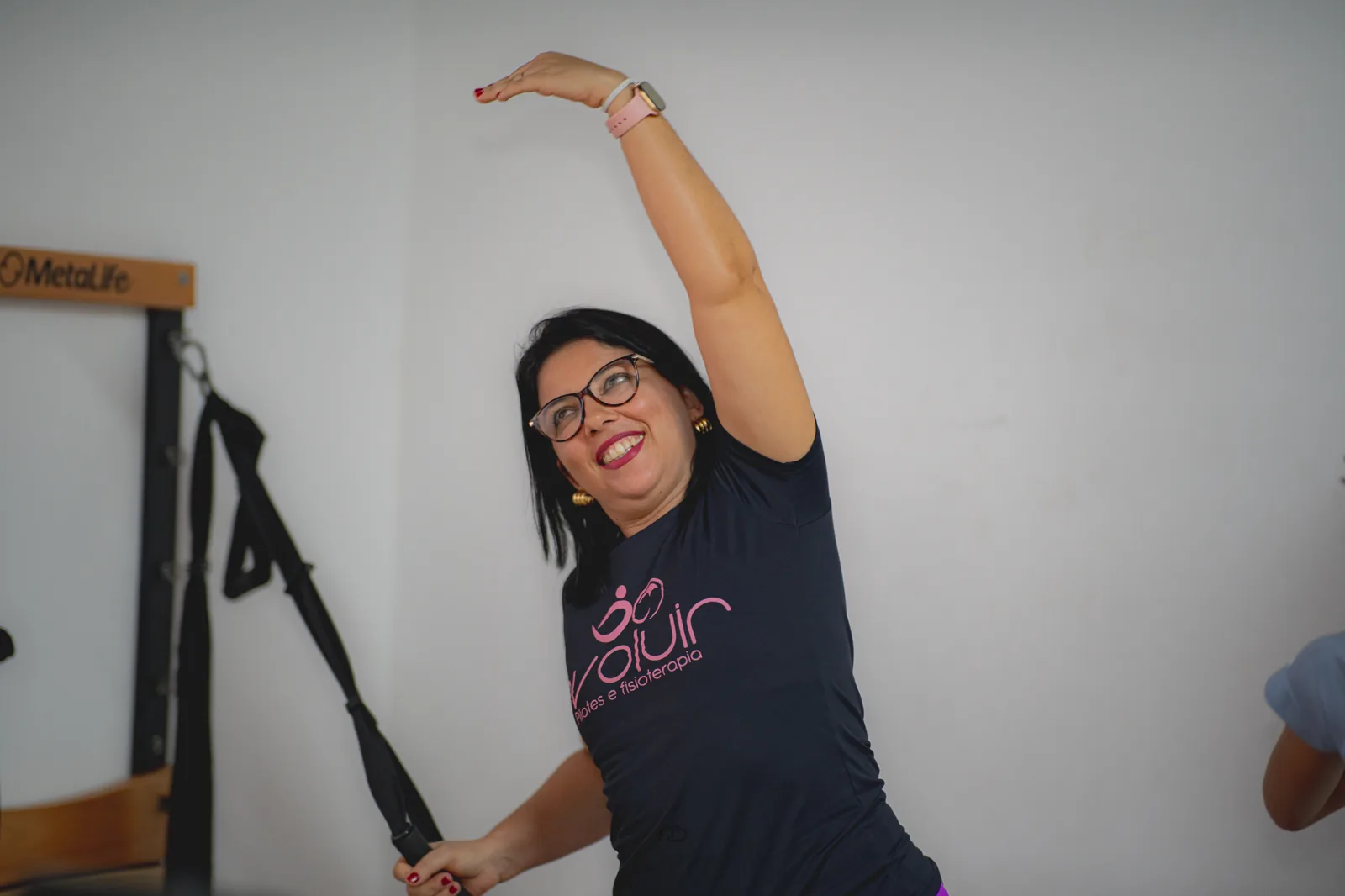 Aluna faz um exercício de Pilates em um estúdio da Evoluir.